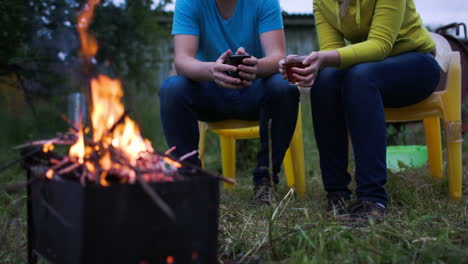 pareja tomando té junto al fuego por la noche