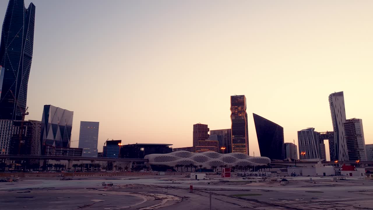 el atardecer sobre el distrito financiero del rey abdullah en la capital, riad, arabia saudita. grandes edificios equipados con la última tecnología