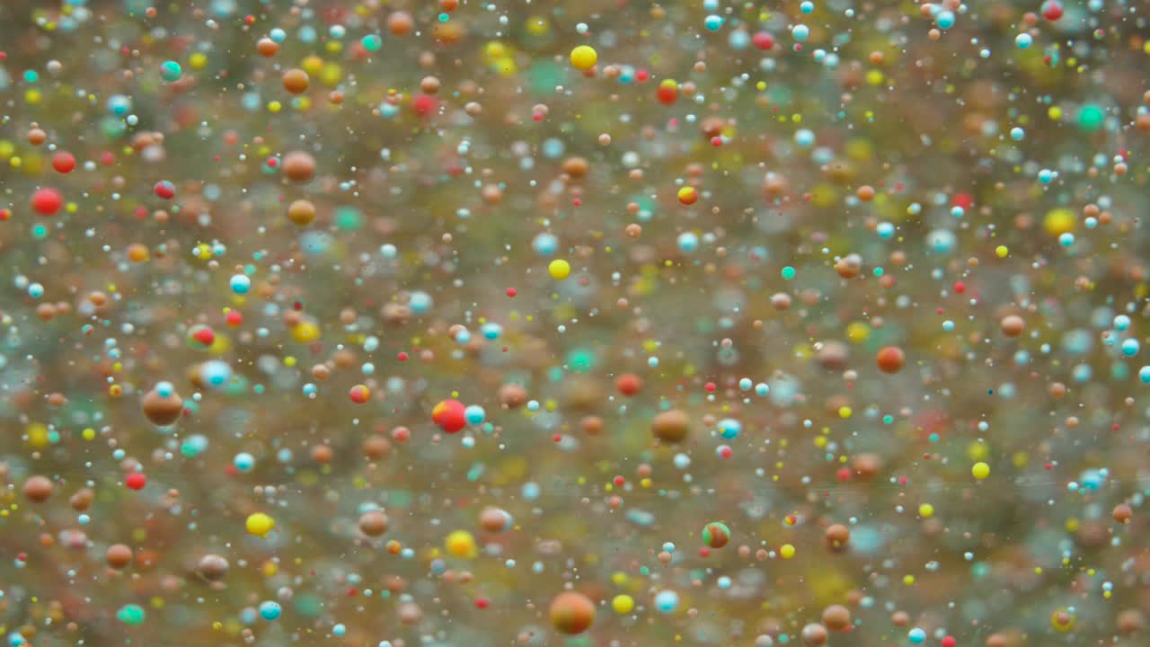 느린 움직임 밝은 색상 거품 오일 아름다운 페인트 우주 색상 움직이는 다채로운 클로즈업 아크릴 페인트 환상적인 표면 추상적인 다채로운 페인트 변형 구조 다채로운 거품