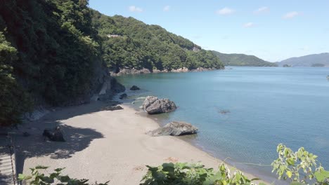 Japanische-Strandklippe-In-Grünen-Hügeln-Und-Blauem-Meer-Bei-Obama-Fukui-Japan-Landschaft-Allein,-Keine-Menschen
