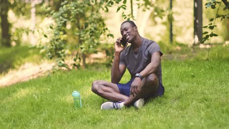 hombre relajándose en el parque después del entrenamiento