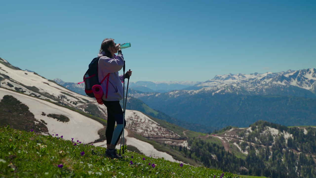 Mujer, excursión, en, montañas