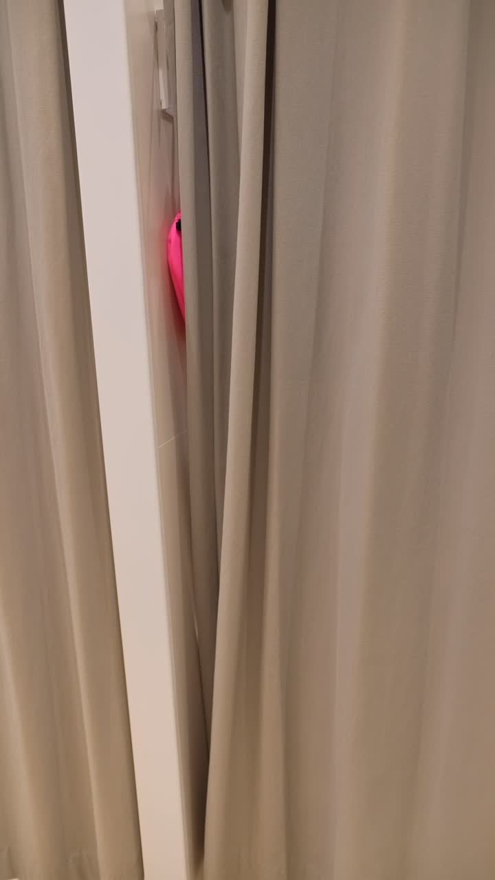 mujer en un vestuario intentando un traje de baño