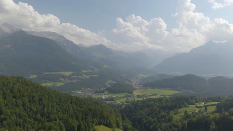 establecimiento de una toma del paisaje alpino en verano