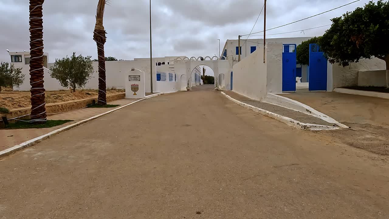 caminando hacia la sinagoga judía de djerba en túnez