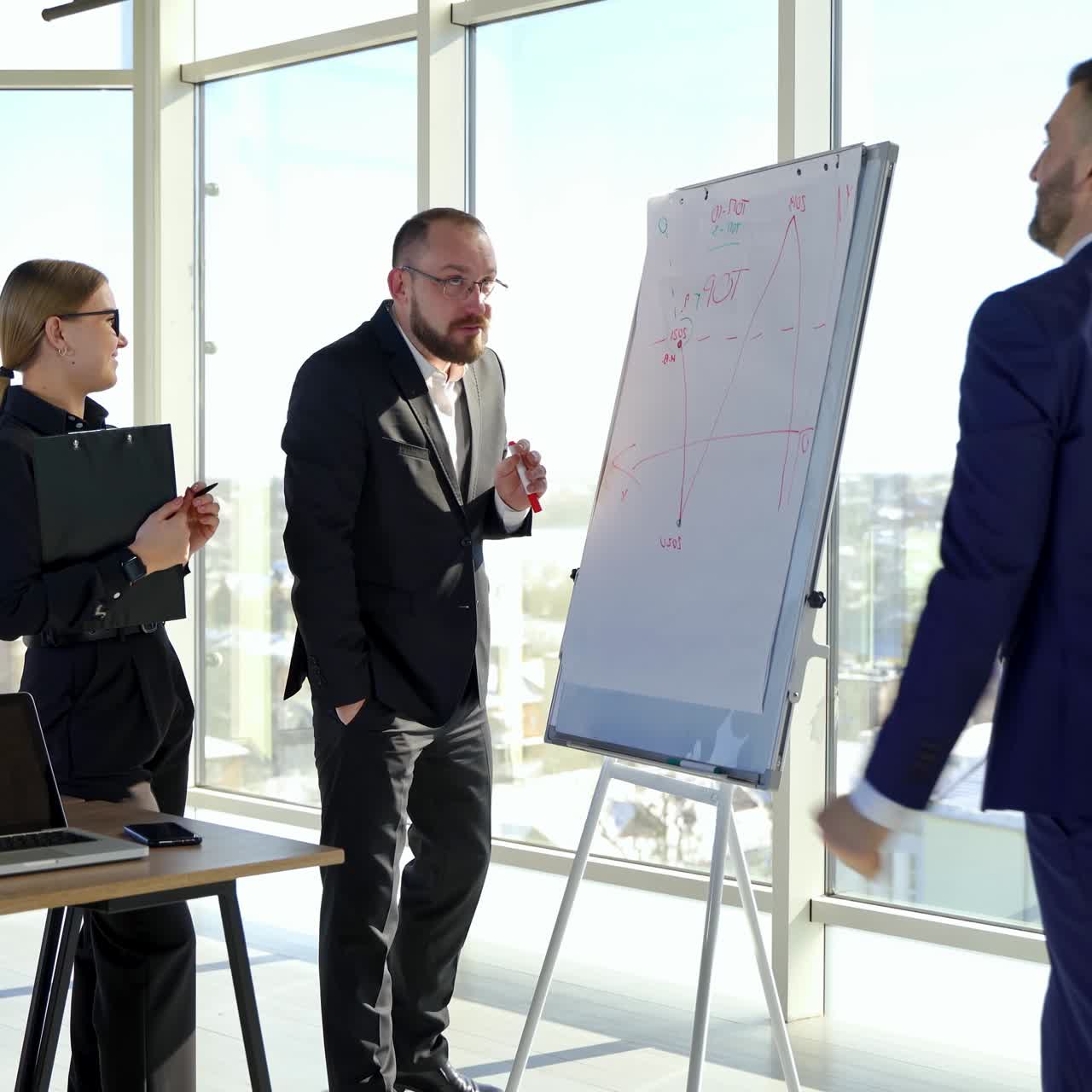 Imprenditori di successo nel centro uffici della città. Uomini e donne d'affari che esultano per qualcosa mentre lavorano a un nuovo progetto
