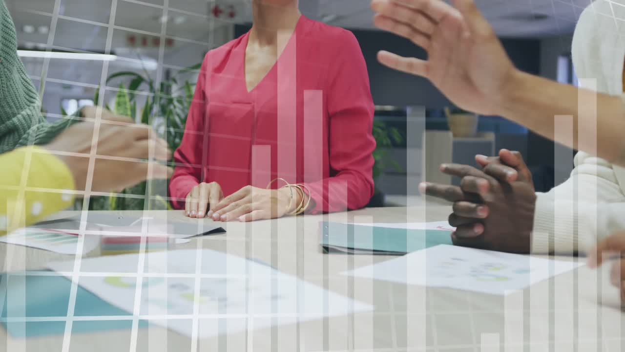 animazione dell'elaborazione dei dati finanziari su diversi uomini d'affari che si incontrano in ufficio