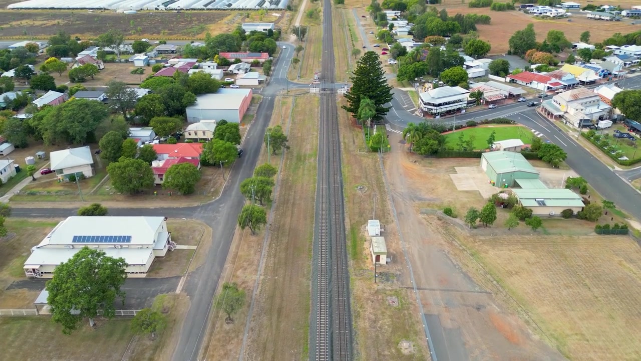 Filmato drone POV dall'alto di una linea ferroviaria di campagna in Australia