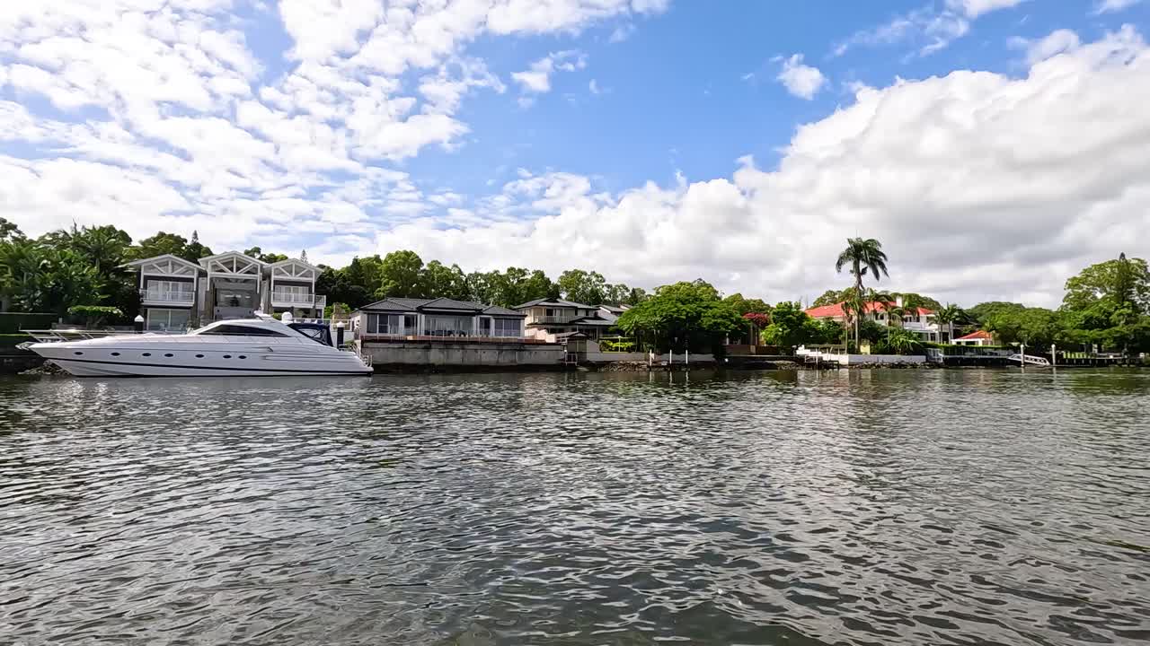 네랑 강을 따라 있는 배와 집들