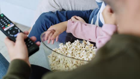 Nahaufnahme-Einer-Familie,-Die-Popcorn-Isst