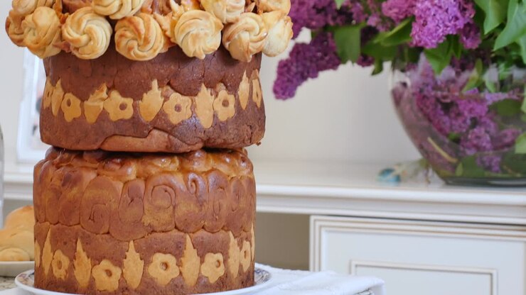 Mesa de casamento com bolo de casamento tradicional doce