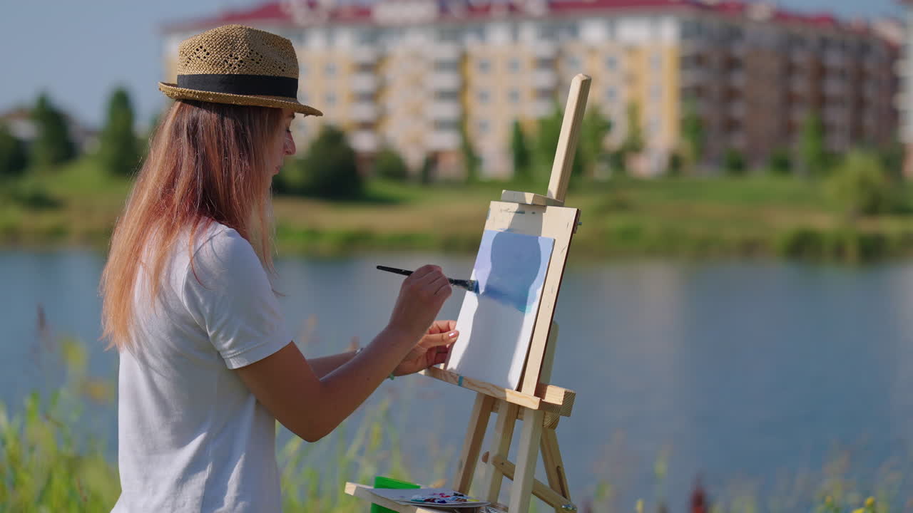 호수 에서 야외에서 그림을 그리는 여자