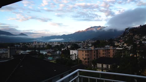 Timelapse-De-Locarno,-Suiza-Durante-La-Puesta-De-Sol-Con-Nubes-Moviéndose-Sobre-El-Lago-Lago-Maggiore