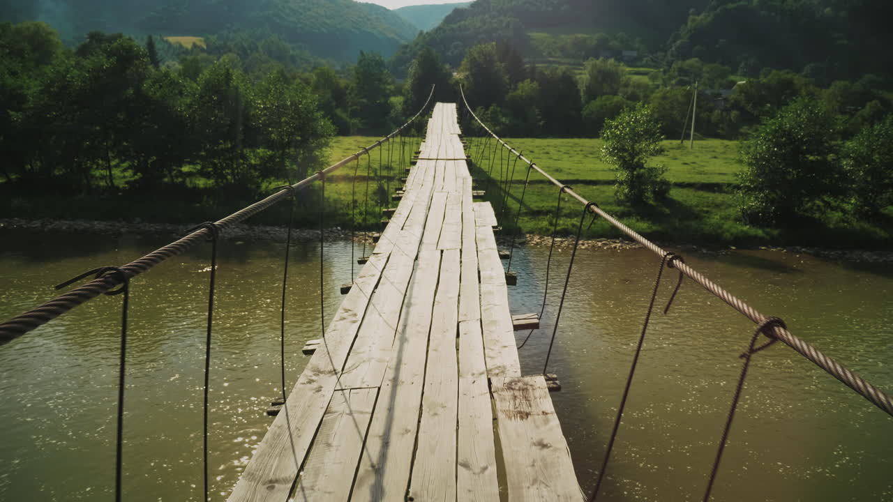 계류 위에 나무 데크가 있는 텐션 로프 다리