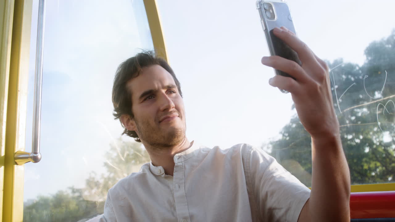 hombre feliz grabando video