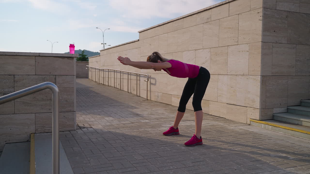 mujer estirándose al aire libre
