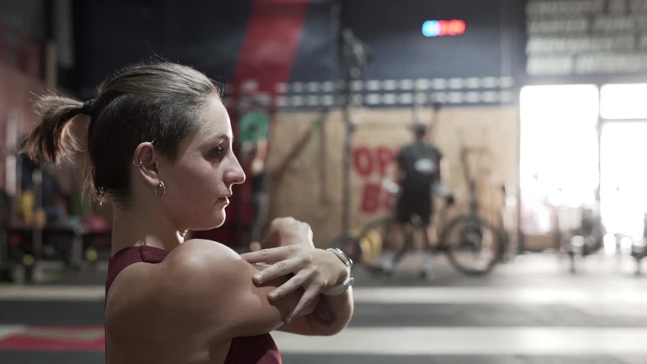 женщина растягивается в тренажерном зале