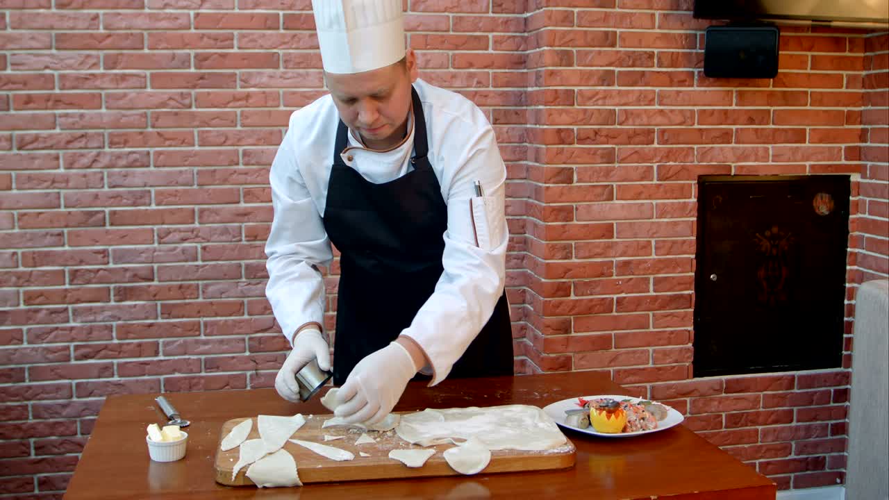 chef cortando la masa en círculos