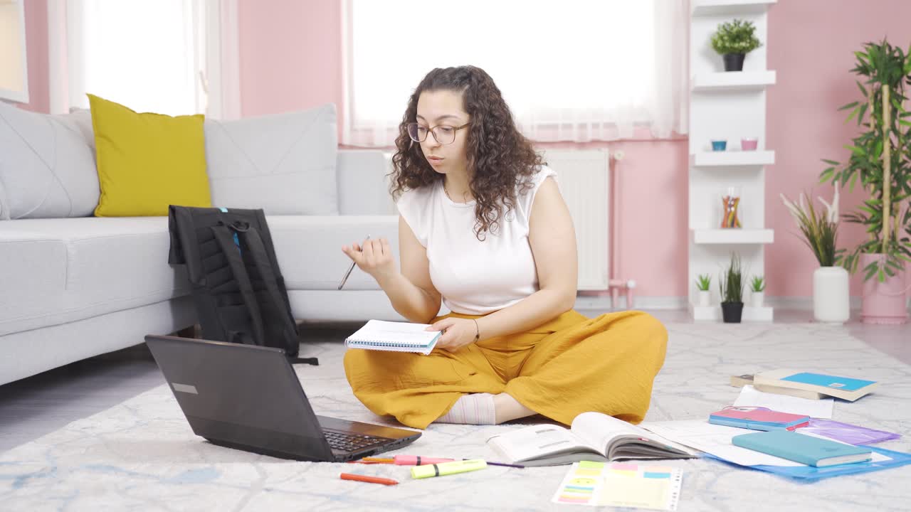 estudiantes mujeres viendo información y contenido útil.