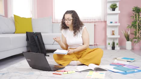 Estudiante-Viendo-Información-Y-Contenido-útil.