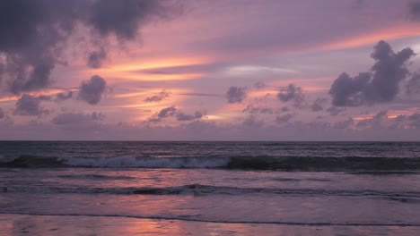 Küste-Weißer-Sand-Glatter-Strand-Mit-Türkisfarbenem-Tropischem-Wasser-Meer-Mit-Einigen-Wellen-Im-Sonnenuntergang-Vanillehimmel,-Tropische-Natur-Sommerlandschaft,-Urlaubshintergrund