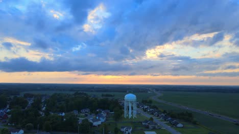 un dron disparó hacia atrás de la torre de agua en el barrio de clacksville al amanecer, tennesse