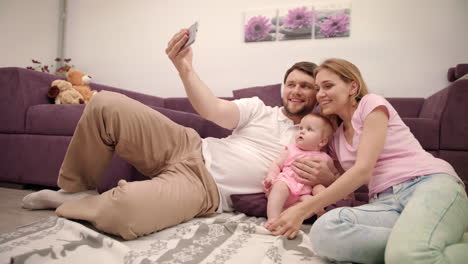 Glückliche-Familie,-Die-Zu-Hause-Ein-Selfie-Macht.-Vater-Macht-Foto-Mit-Frau-Und-Tochter