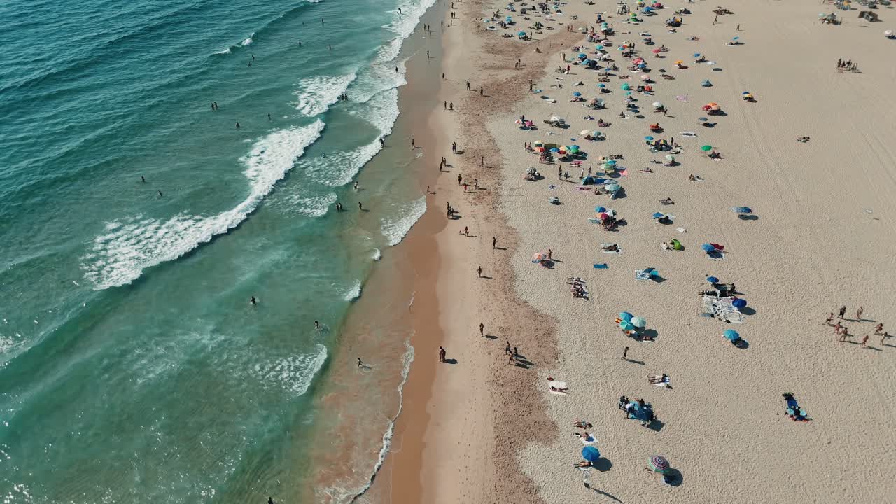 비는 해변 의 공중 풍경
