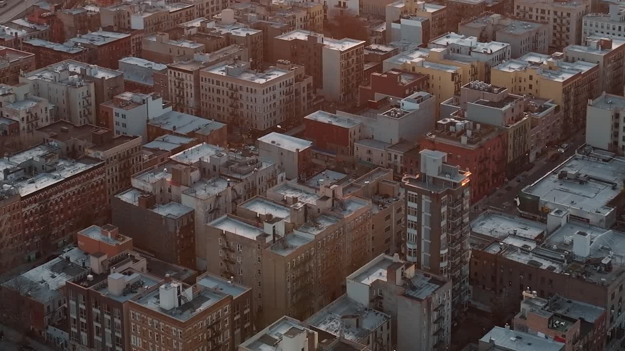 Pohled na budovy a ulice New Yorku ve večerním světle