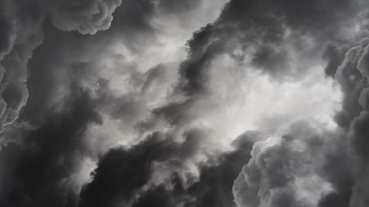 la intensidad de las tormentas eléctricas y la amenaza de las nubes oscuras