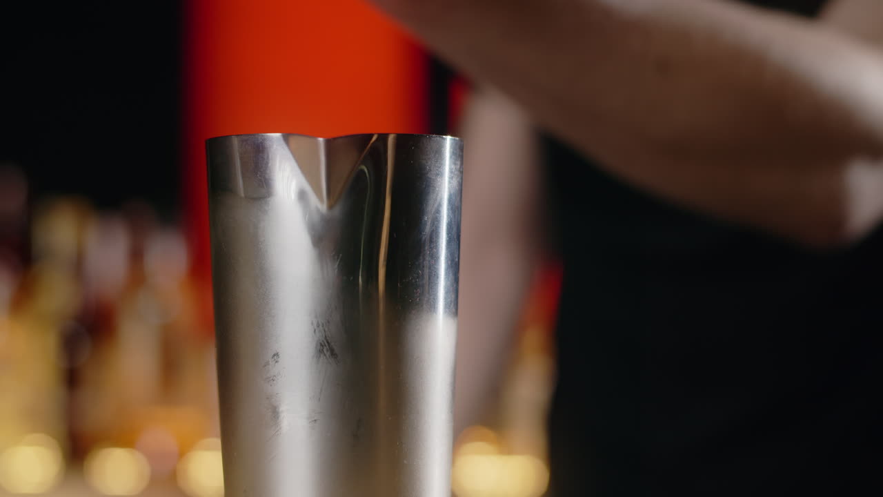 el camarero haciendo un cóctel.