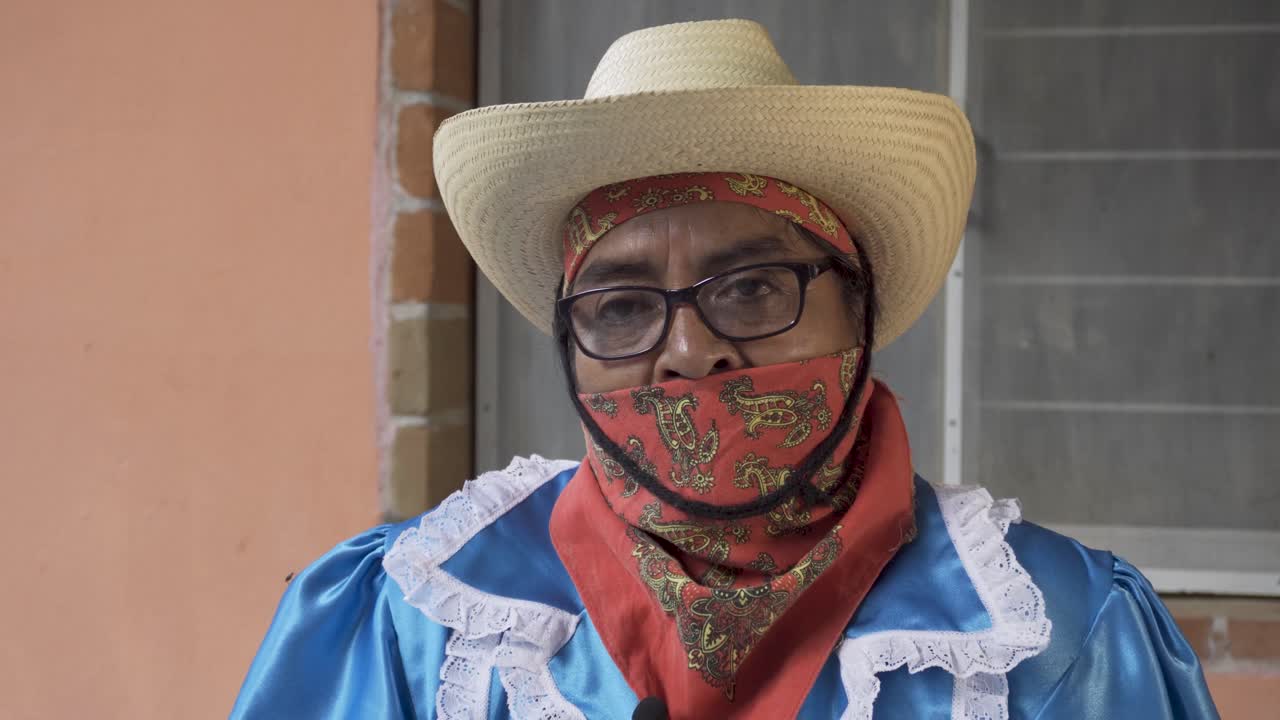 멕시코 자야카틀란 데 브라보 푸에블라 멕시코의 졸로스 카니발 댄스 중 멕시코 전통 춤을 추는 여성의 초상화