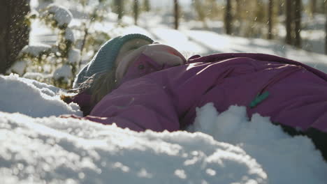 Goldene-Wintermomente:-Mädchen-Bastelt-Schneeengel-In-Einem-Sonnenbeschienenen-Wunderland