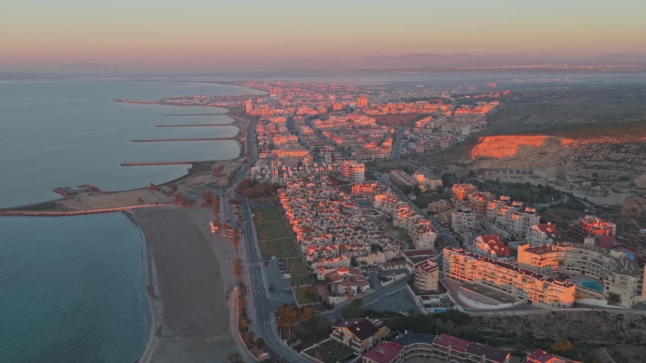 Vista aerea della costa di Santa Pola all'alba