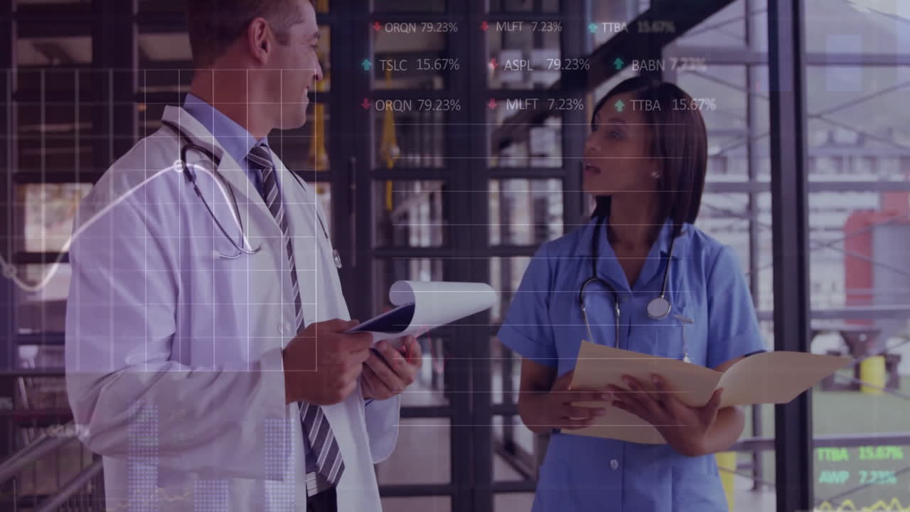 Medici che discutono cartelle cliniche con sovrapposizione animata di dati di borsa