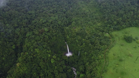 amplio paisaje aéreo sobre la cascada de la fortuna costa rica selva tropical, 4k