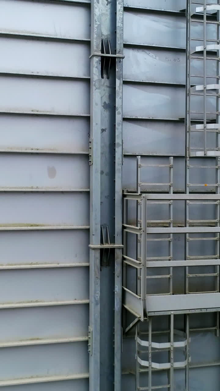 Vista aerea di un enorme magazzino industriale. Grande elevatore con struttura metallica per lo stoccaggio. Video verticale