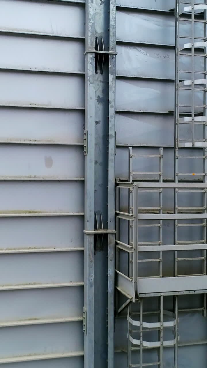 Vista aerea di un enorme magazzino industriale. Grande elevatore con struttura metallica per lo stoccaggio. Video verticale