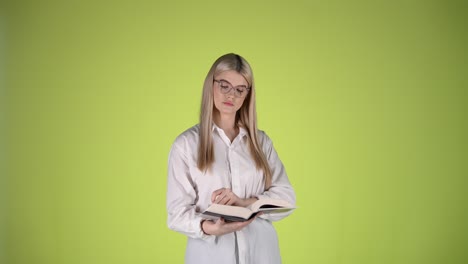 retrato de una joven rubia muy bonita posando y leyendo un libro, tiro de estudio colorido