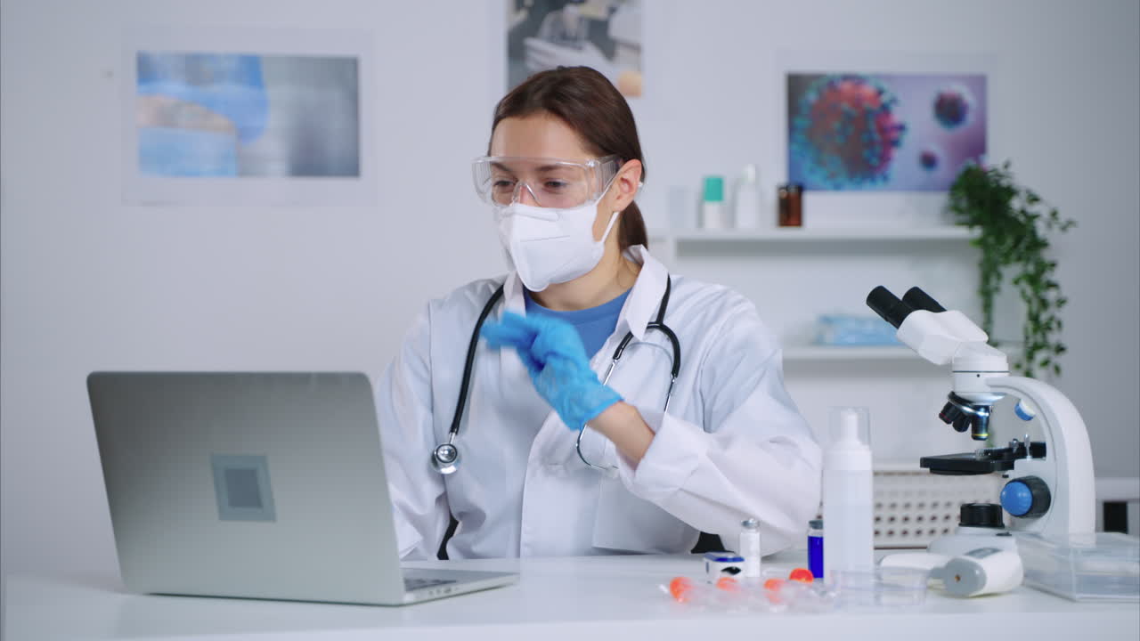 Dottoressa che lavora al laptop in un ambiente di laboratorio