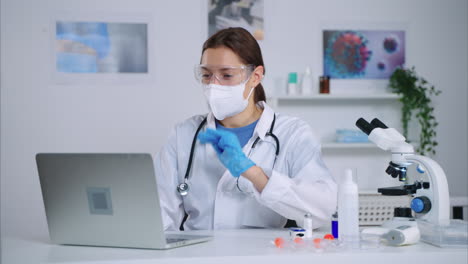 doctora trabajando en una computadora portátil en un entorno de laboratorio