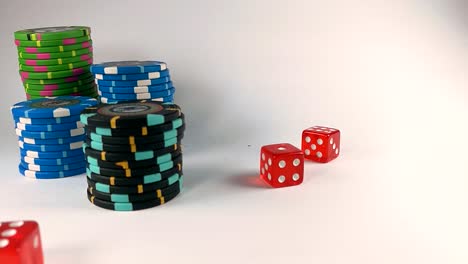 Rote-Spielwürfel,-Die-Neben-Stapeln-Von-Pokerchips-Herunterfallen,-Vereinzelt,-Still,-Slomo