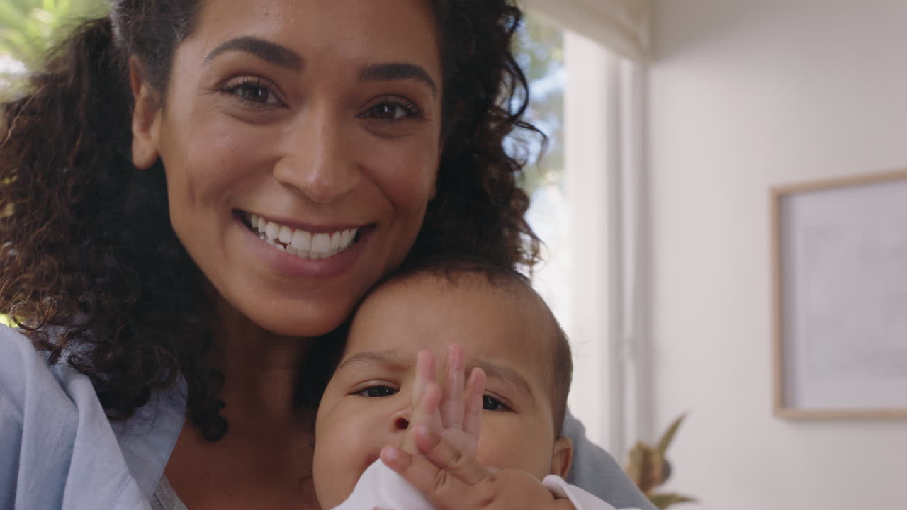 mãe e bebê felizes conversando por vídeo usando smartphone mãe compartilhando estilo de vida de maternidade segurando bebê desfrutando de comunicação por telefone celular com a família em casa