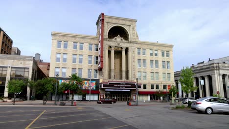 Teatro-Rialto-En-El-Centro-De-Joliet,-Illinois-Con-Video-Cardán-Caminando-Hacia-Adelante