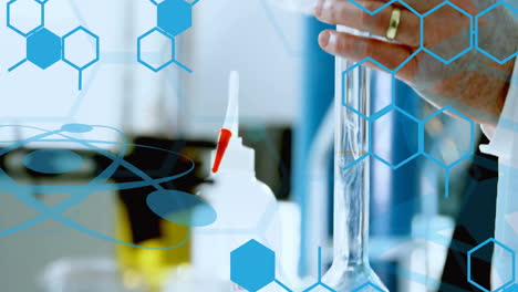 animación de una fórmula química sobre un científico caucásico haciendo un experimento