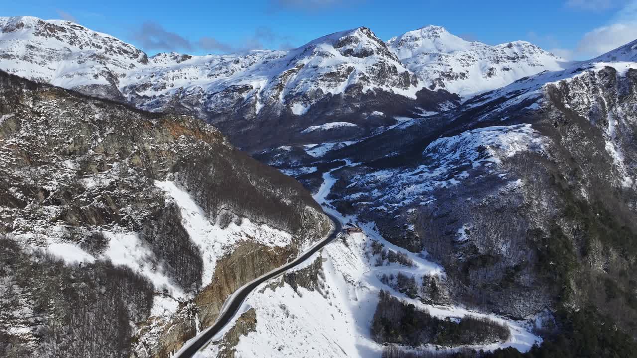 파타고니아 로드 (patagonia road) 는 아르헨티나의 테레라 델 파고 (terra del fuego) 에 있는 우슈아야 (ushuaia) 의 도로이다.