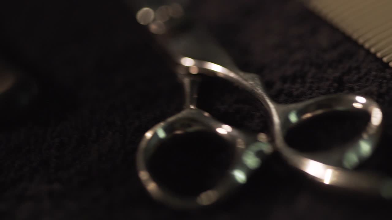 herramientas de barbero profesional en una toalla negra