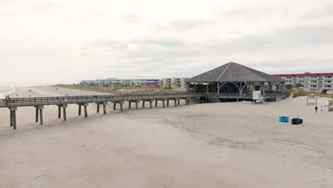 Drone-De-Una-Playa-Vacía-En-El-Muelle-Y-Pabellón-De-Tybee-Island