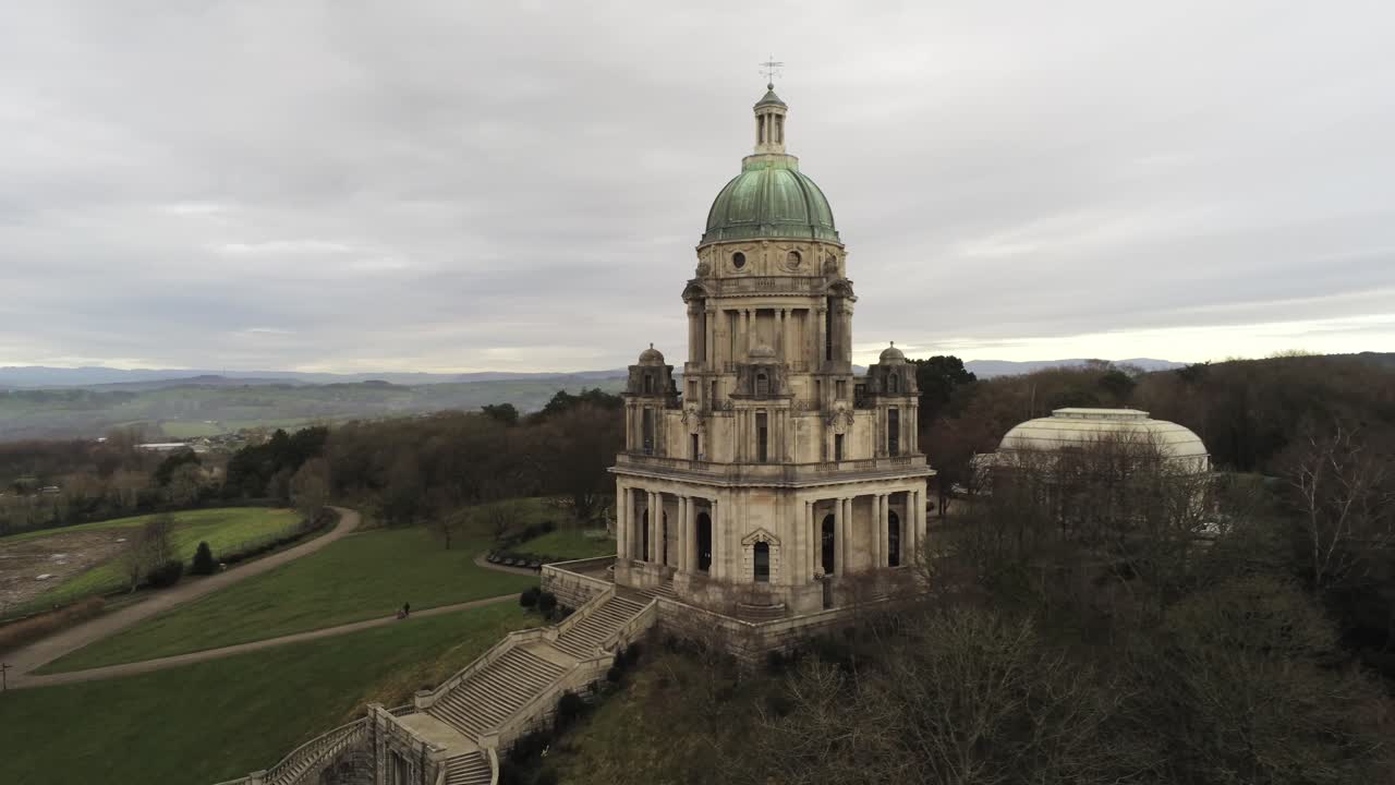 Luftaufnahme historisches Wahrzeichen Kupferkuppelgebäude Ashton Memorial englische Landschaft, mittlerer Umlauf nach links