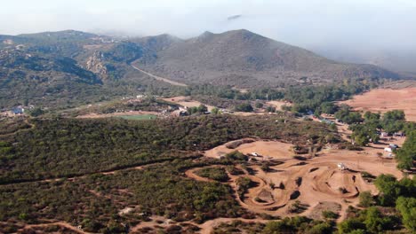 Pista-De-Carreras-Del-Cañón-De-California-En-órbita-4k-En-Terreno-Montañoso